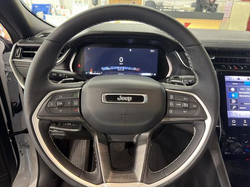 Bright White Clearcoat 2025 Jeep Grand Cherokee Limited