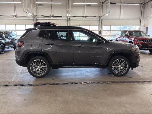 Granite Crystal Clearcoat Metallic 2023 Jeep Compass Limited