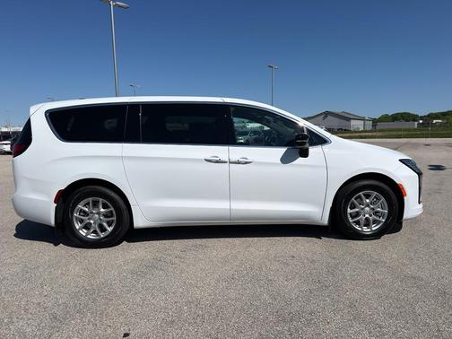 Bright White Clearcoat 2027 Chrysler Pacifica SELECT