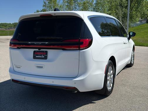 Bright White Clearcoat 2027 Chrysler Pacifica SELECT