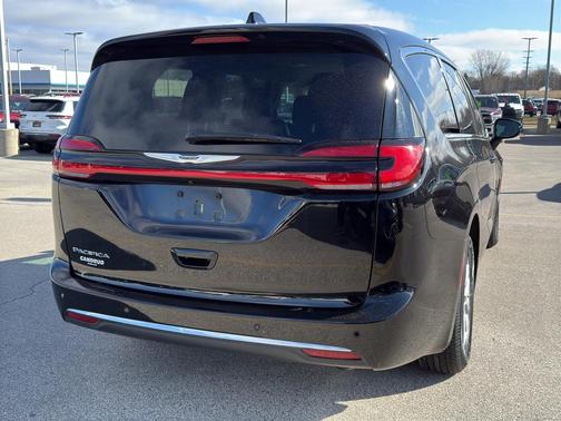 2024 Chrysler Pacifica Touring-L
