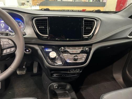 2024 Chrysler Pacifica Touring-L