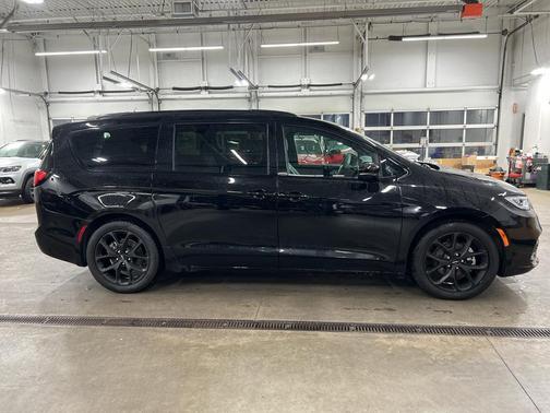 2024 Chrysler Pacifica Touring-L