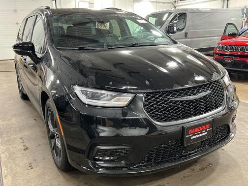 2024 Chrysler Pacifica Touring-L