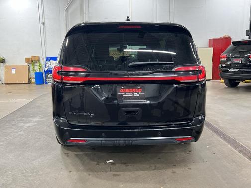 2024 Chrysler Pacifica Touring-L