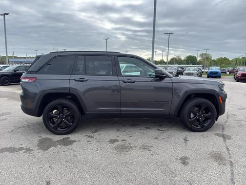 Metallic 2024 Jeep Grand Cherokee Laredo