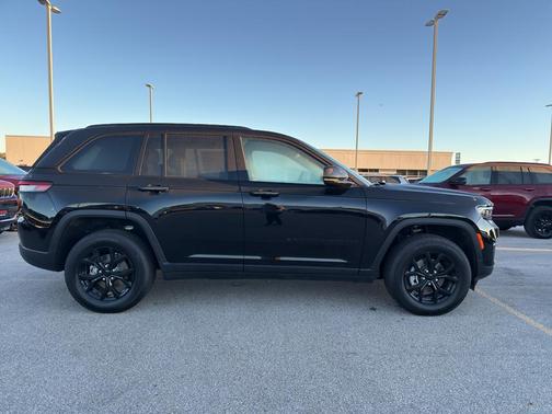 2025 Jeep Grand Cherokee Laredo