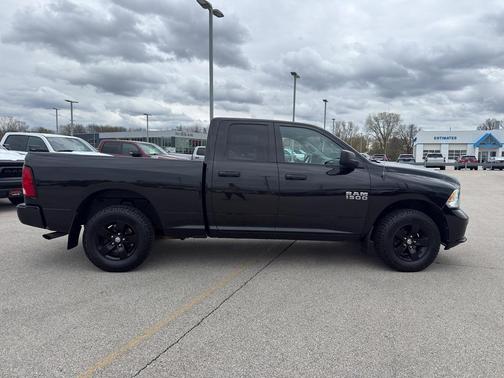 Brilliant Black Crystal Pearlcoat 2018 RAM 1500 Express