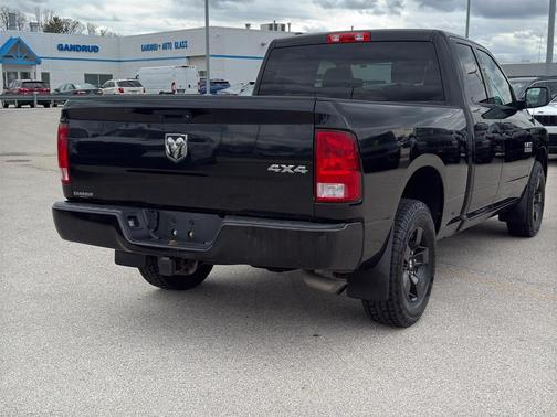 Brilliant Black Crystal Pearlcoat 2018 RAM 1500 Express