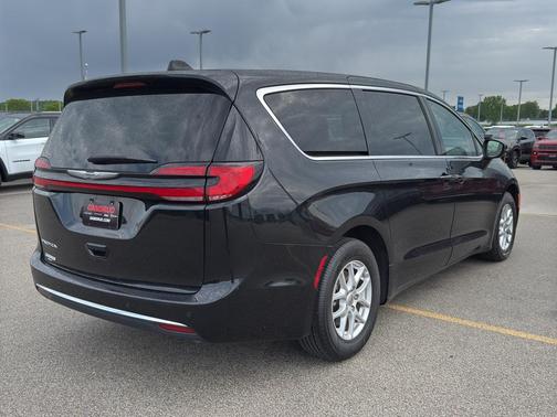 2023 Chrysler Pacifica Touring-L