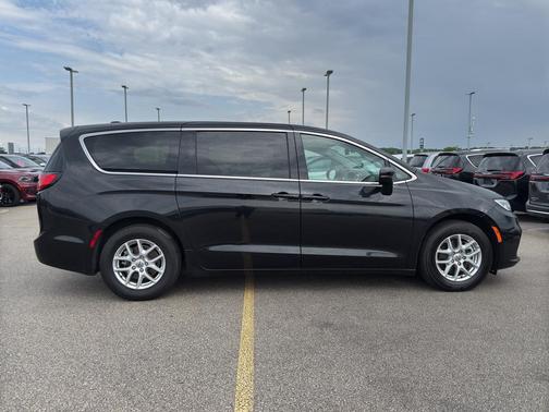 2023 Chrysler Pacifica Touring-L