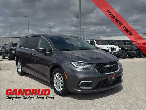 2023 Chrysler Pacifica Touring-L