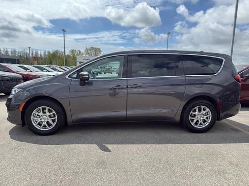 2023 Chrysler Pacifica Touring-L