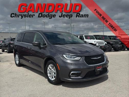 2023 Chrysler Pacifica Touring-L