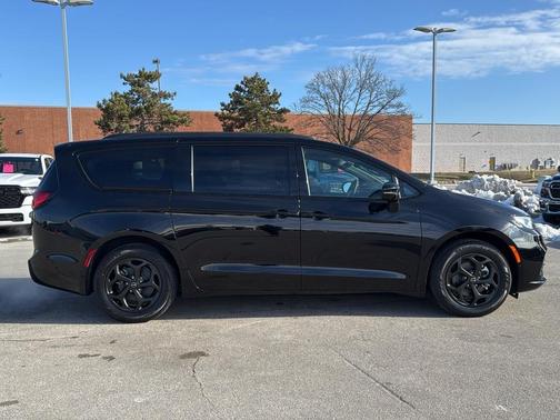 2025 Chrysler Pacifica Hybrid Select