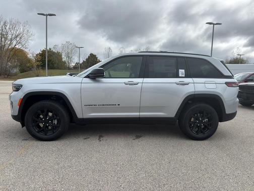 2025 Jeep Grand Cherokee Laredo