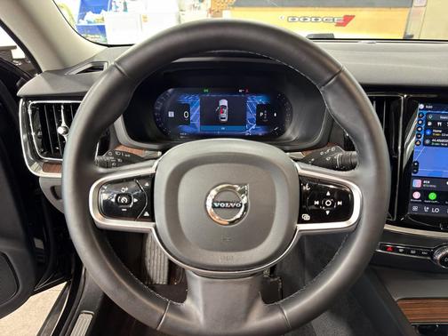 Onyx Black Metallic 2025 Volvo V60 Cross Country B5 Plus