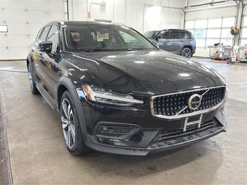 Onyx Black Metallic 2025 Volvo V60 Cross Country B5 Plus