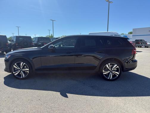 Onyx Black Metallic 2025 Volvo V60 Cross Country B5 Plus