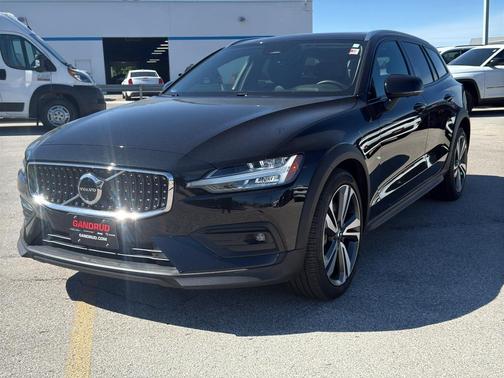 Onyx Black Metallic 2025 Volvo V60 Cross Country B5 Plus