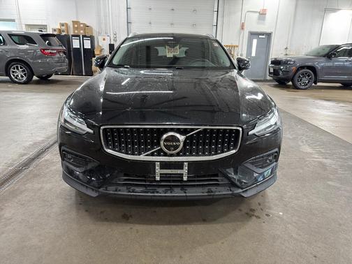 Onyx Black Metallic 2025 Volvo V60 Cross Country B5 Plus