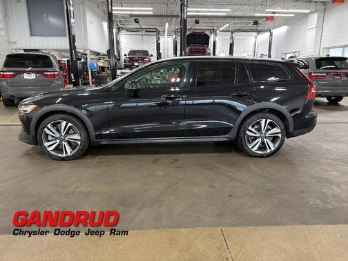 Onyx Black Metallic 2025 Volvo V60 Cross Country B5 Plus