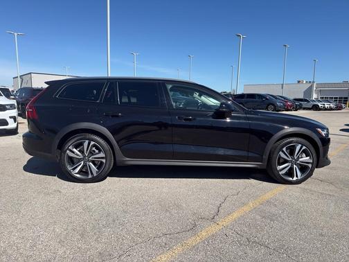 Onyx Black Metallic 2025 Volvo V60 Cross Country B5 Plus