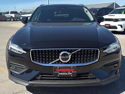 Onyx Black Metallic 2025 Volvo V60 Cross Country B5 Plus