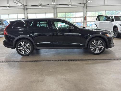 Onyx Black Metallic 2025 Volvo V60 Cross Country B5 Plus