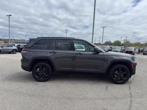 Metallic 2024 Jeep Grand Cherokee Laredo