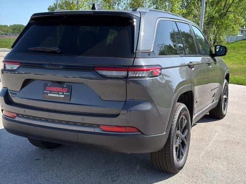Metallic 2026 Jeep Grand Cherokee Laredo
