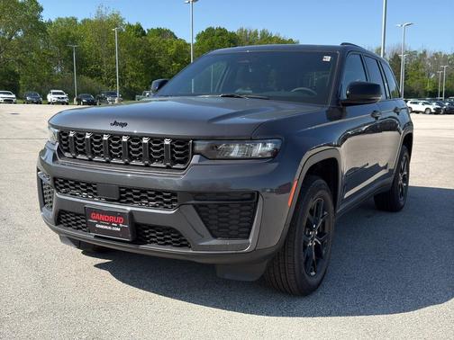 Metallic 2026 Jeep Grand Cherokee Laredo