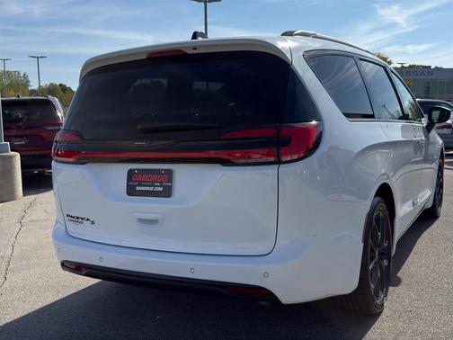 2023 Chrysler Pacifica Touring-L