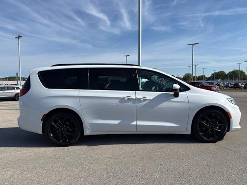 2023 Chrysler Pacifica Touring-L