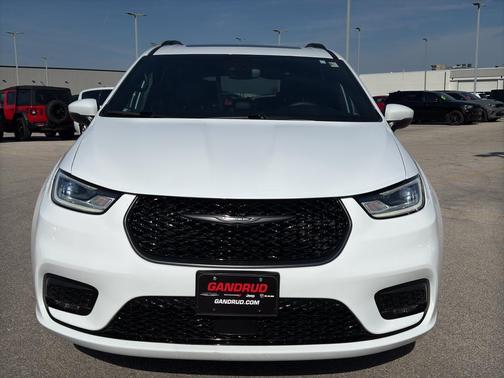 2023 Chrysler Pacifica Touring-L