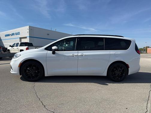 2023 Chrysler Pacifica Touring-L