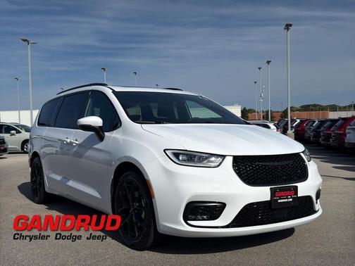 2023 Chrysler Pacifica Touring-L