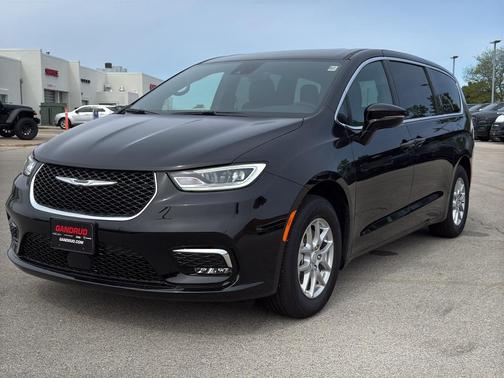 Diamond Black 2026 Chrysler Pacifica Select