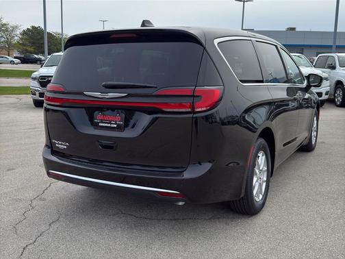 Diamond Black 2026 Chrysler Pacifica Select