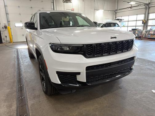 Bright White Clearcoat 2024 Jeep Grand Cherokee L Laredo