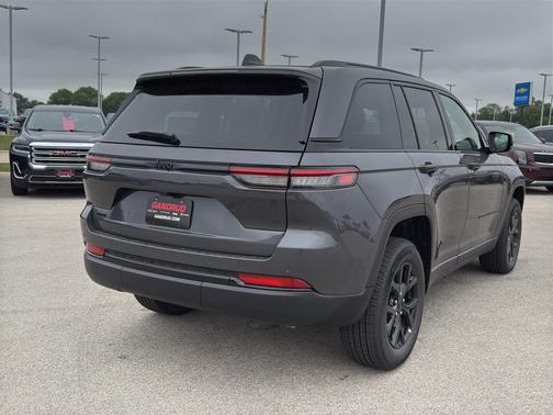 2025 Jeep Grand Cherokee Laredo