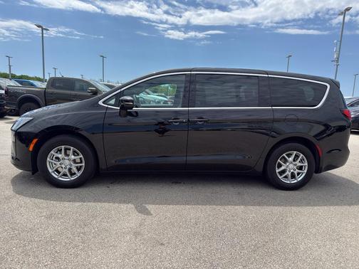 Diamond Black 2027 Chrysler Pacifica SELECT