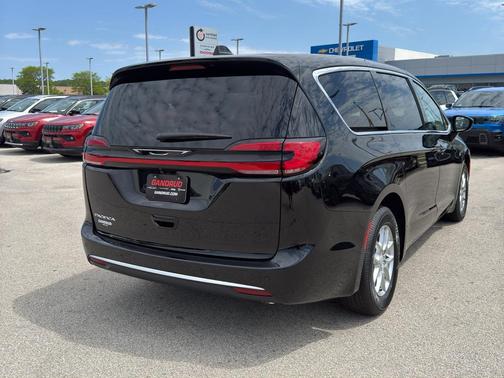 Diamond Black 2027 Chrysler Pacifica SELECT