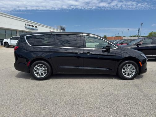Diamond Black 2027 Chrysler Pacifica SELECT
