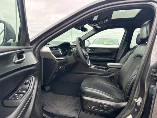 Metallic 2025 Jeep Grand Cherokee Laredo