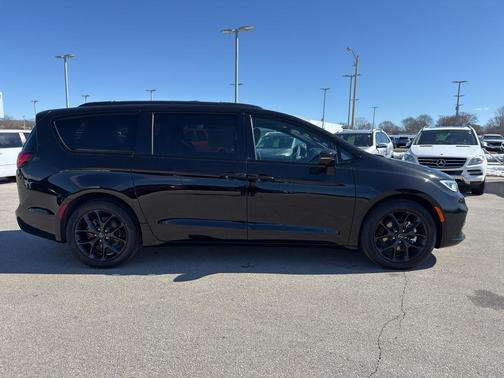 Diamond Black 2026 Chrysler Pacifica Select