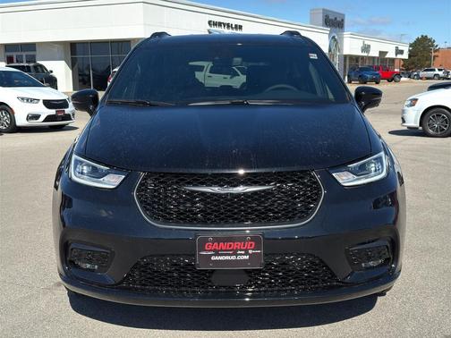 Diamond Black 2026 Chrysler Pacifica Select