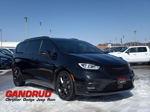 Brilliant Black Crystal Pearl 2023 Chrysler Pacifica Touring-L