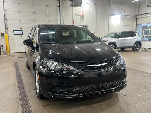 2025 Chrysler Voyager LX