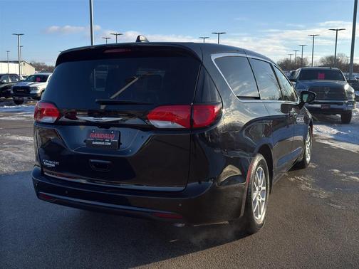 2025 Chrysler Voyager LX